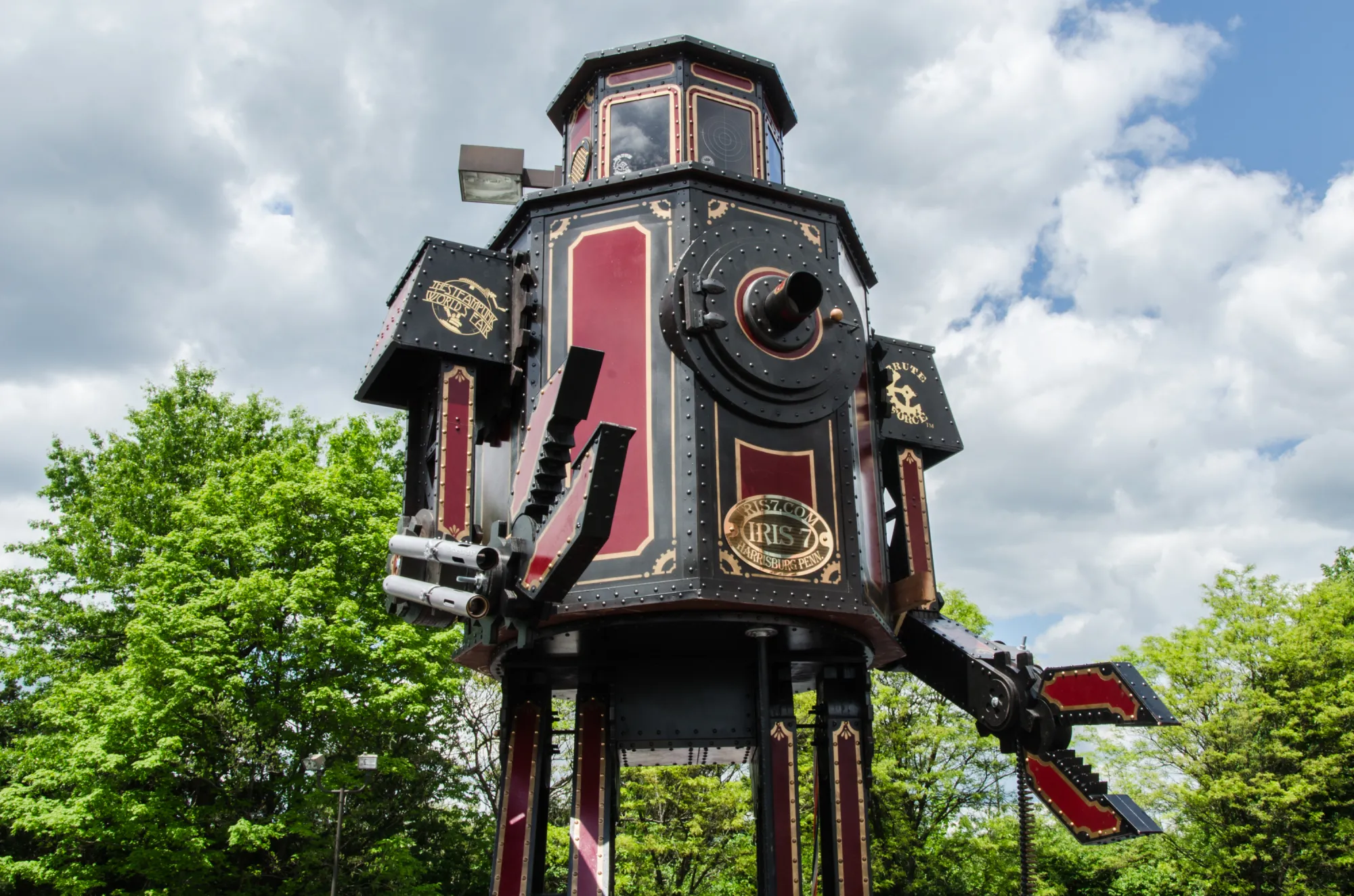 Make Magazine's Giant Steampunk Robot in the Catskills